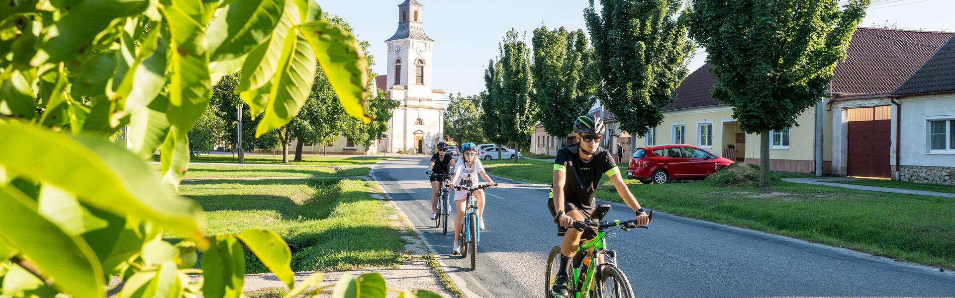 Go from Brno Události Na kole a pěšky krajem Alfonse Muchy