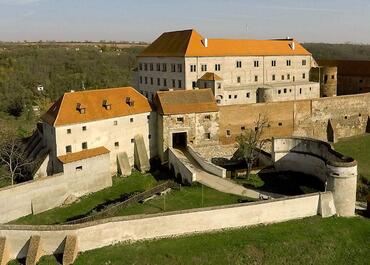 Brněnsko Go from Brno Kounicko a Ivančicko Hrad a zámek Dolní Kounice