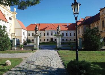 Brněnsko Go from Brno Pěšky do benediktínského kláštera a na Akátovou věž